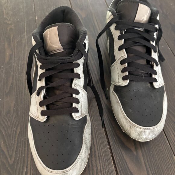 Nike Jordan Low Football Cleats — Size 11 -Rare Edition | Near New | Worn 1 Week - Picture 2 of 3